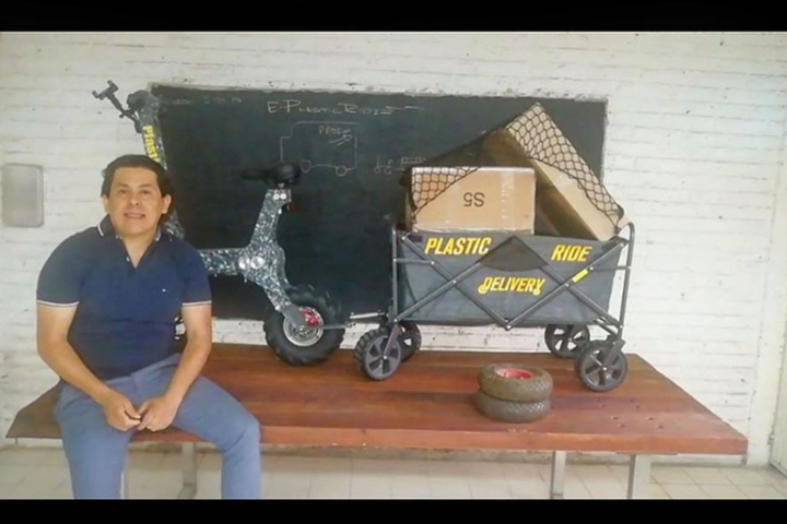 Juan José Villegas Barrera desarrolló un vehículo eléctrico (un scooter) hecho de plástico reciclado, llamado E-Plastic Ride.