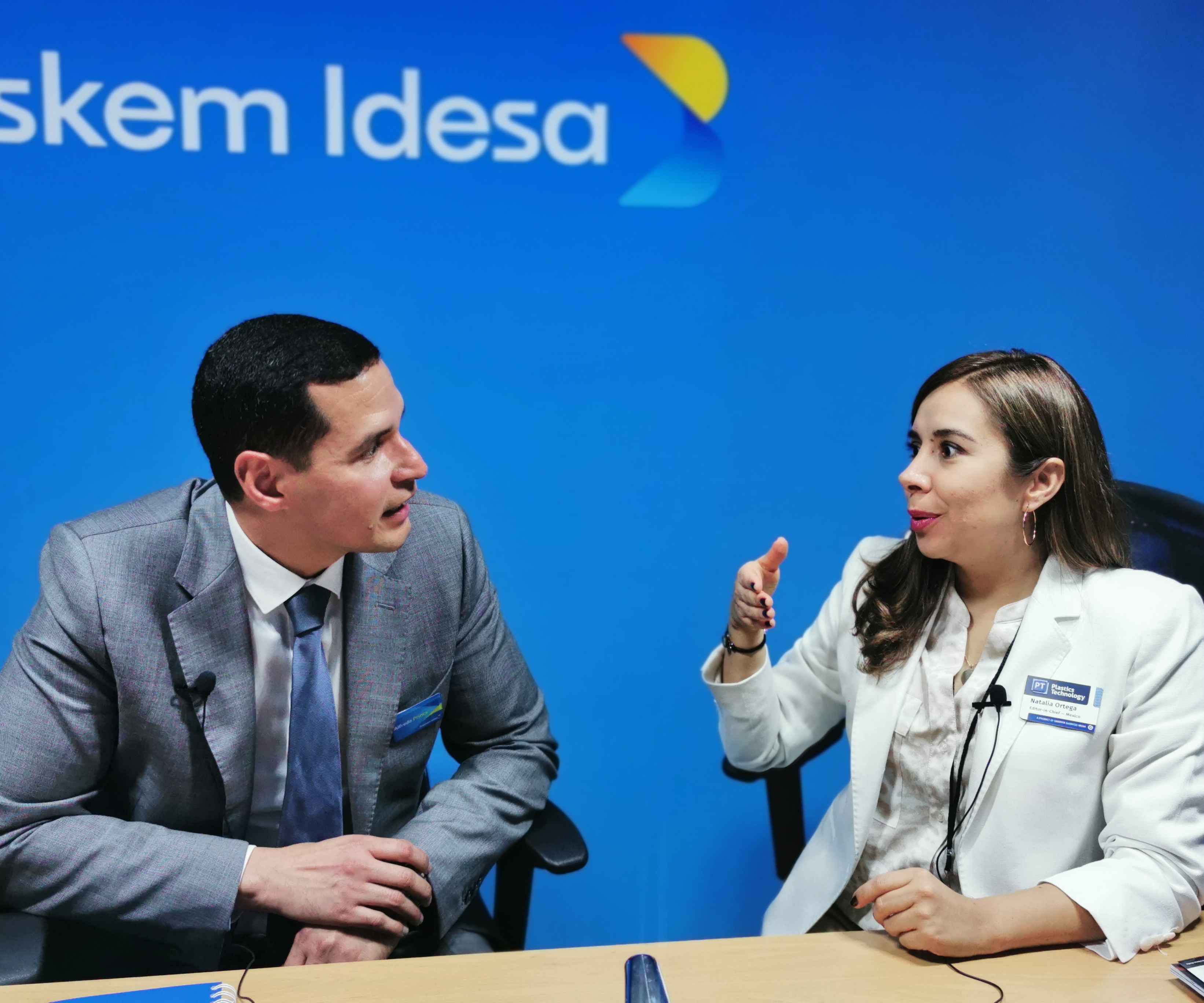 Alfredo Prince, Director Comercial de Braskem Idesa; y Natalia Ortega, directora editorial de Plastics Technology México.