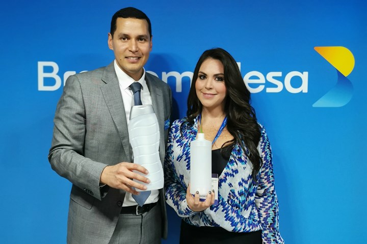 Alfredo Prince, Director Comercial de Braskem Idesa; y la licenciada Sandra Moreno, gerente general de Citrulsa de México.