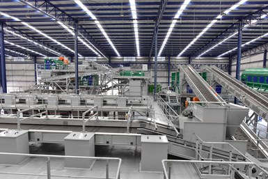 El equipamiento de la planta de STADLER, consistente en un sistema cerrado automatizado, cuenta con 10 equipos de alta tecnología y 35 cintas transportadoras y de recirculación.