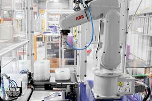 Robot ABB integrado en máquina de moldeo por inyección.