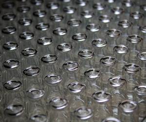 Los viales de plástico de SiO2 comienzan como preformas moldeadas por inyección que son estiradas mediante moldeo por soplado y recubiertas con sílice para proporcionar barrera y proteger el fármaco contenido.