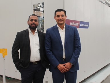 Ananth Pathmanathan (director general de APG México) y Rodrigo Muñoz  director general de Wittmann Battenfeld de México), junto a la inyectora de mayor tonelaje en la planta, una MacroPower de 2400 toneladas.