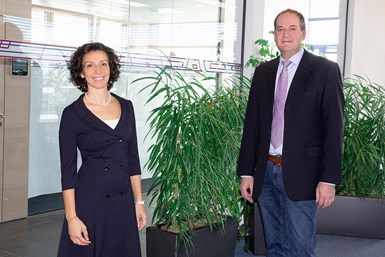 Valentina Faloci, jefe de ventas en Kottingbrunn; y Wolfgang Roth, jefe de ingeniería de aplicaciones de Wittmann Battenfeld.