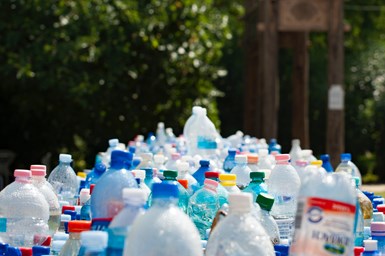 Cada año, los firmantes del Compromiso Global para una Nueva Economía del Plástico deben informar de sus progresos.