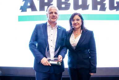 Leandro Goulart, jefe de Marketing y Ventas de Arburg Brasil, acepta el premio que fue entregado por Jane Campos, Radici Plastics Ltda.