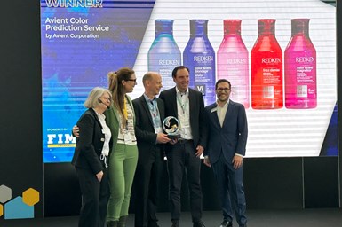 Representantes de Avient reciben el Plastics Recycling Awards Europe 2023 por su Color Prediction Service.