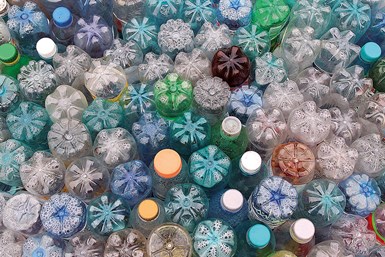 Los materiales plásticos son barreras parciales que pueden reducir la migración de sustancias por debajo de los límites de migración específicos.