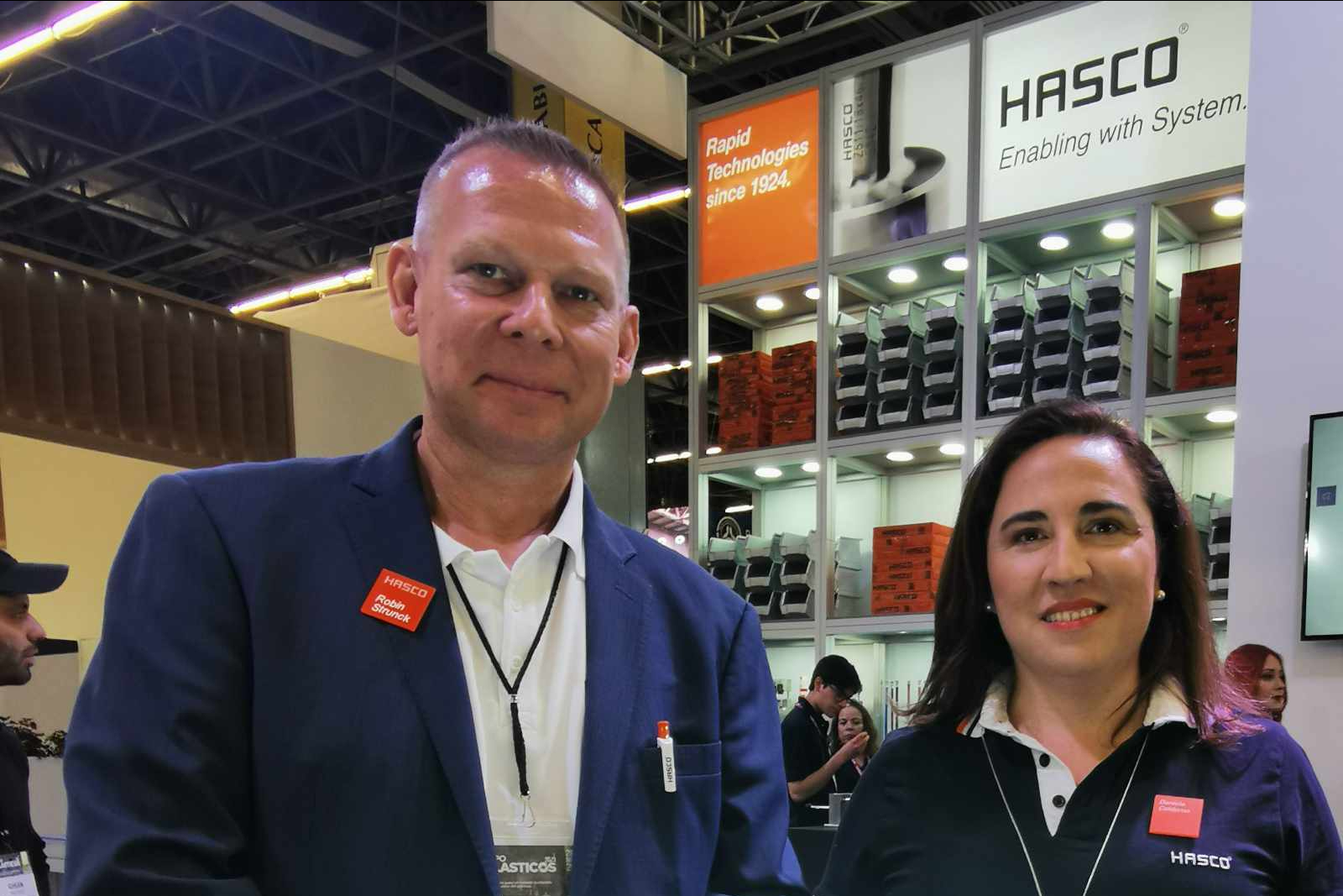 Daniela Calderón, directora de Hasco México, y Robin Strunk, gerente del segmento de colada caliente de Hasco Group, durante la realización de Expo Plásticos 2023.
