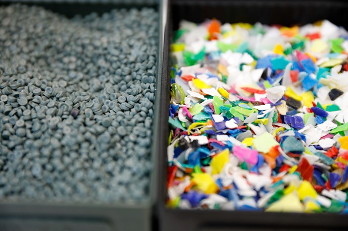 Pellets de plástico reciclado mecánicamente.