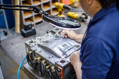 NaraTech cuenta con un taller de moldes dentro de su planta para realizar ajustes y mantenimientos necesarios para la producción de piezas intrincadas.