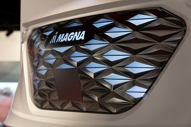 El panel Magna Mezzo presenta iluminación oculta hasta que se enciende, lo que significa que la superficie se ve limpia y suave hasta que se activa la iluminación, lo que permite opciones de iluminación creativas e innovadoras.