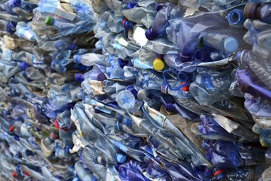 El reciclaje de PET es un proceso que permite convertir las botellas de plástico en nuevos productos. Hay dos tipos principales de reciclaje de PET: el reciclaje mecánico y el reciclaje avanzado o químico.
