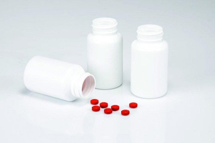 一项为期三年的开发计划推出了三种尺寸的OTC止痛药瓶，利用新型机械、树脂和添加剂的组合，在保持相同或更好的MVTR的同时，将瓶重平均减少20%。