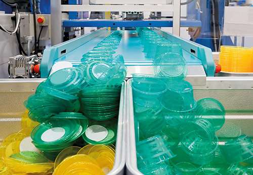 Con respecto a otros materiales, los plásticos muestran el mayor crecimiento en alimentos y bebidas, que representa el 50% del sector de envases y embalajes.