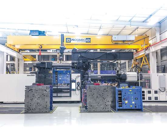 La nueva inyectora de Engel de 2500 toneladas en la planta de EVCO en Monterrey, México.
