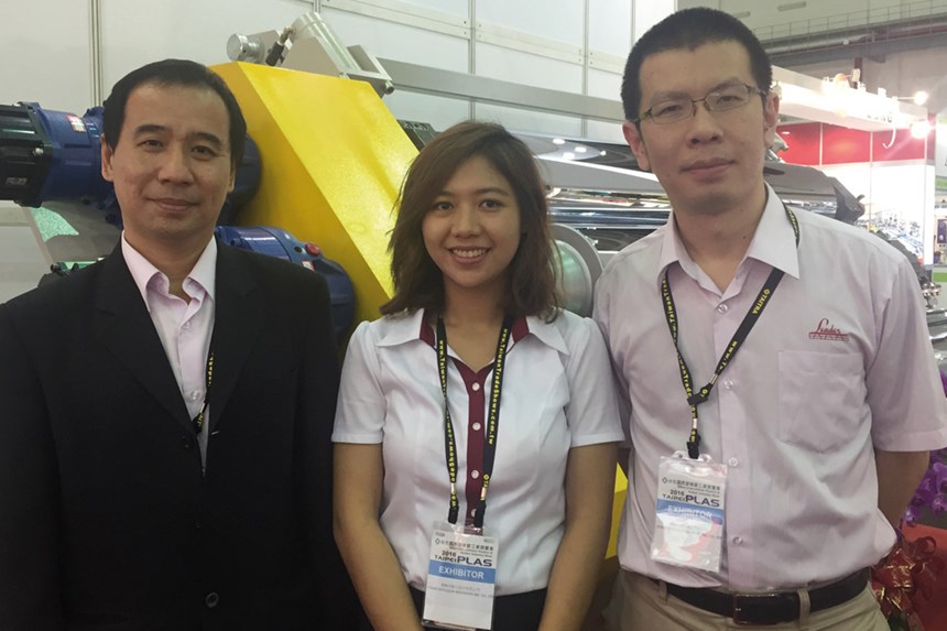Jason Hung, Nina Hsu y Joe Ho, de Leader Extrusion Machinery.