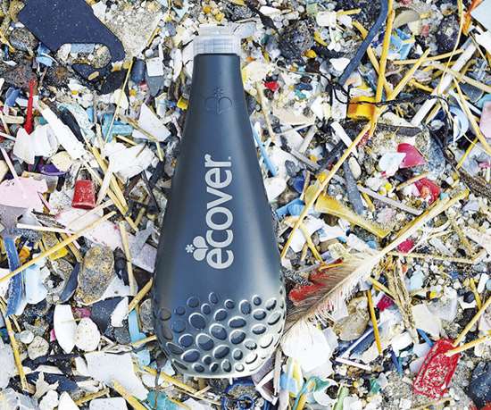 Para fabricar la Ocean bottle, la empresa Ecover Belgium N.V. Fischer ha hecho una llamada para recoger botellas del mar en Gran Bretaña, Francia y Bélgica.