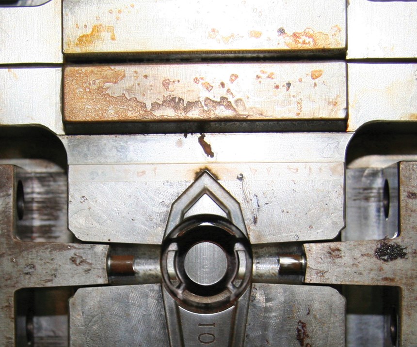 La imagen muestra un área de ventilación de molde que se ha obstruido por la liberación de gases.