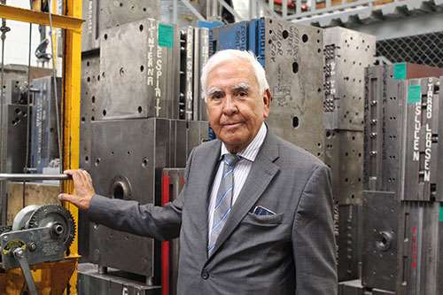 Federico Vera Palafox es un líder indiscutible y pionero de la industria plástica mexicana. Pocas plantas tienen en México un taller de moldes como la de Moldeo de Plásticos FAR.