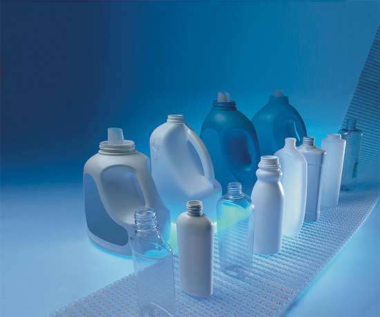Botellas de diferentes tamaños y formas definen qué tipo de equipo de proceso de embalaje ofrecerá la mejor solución.